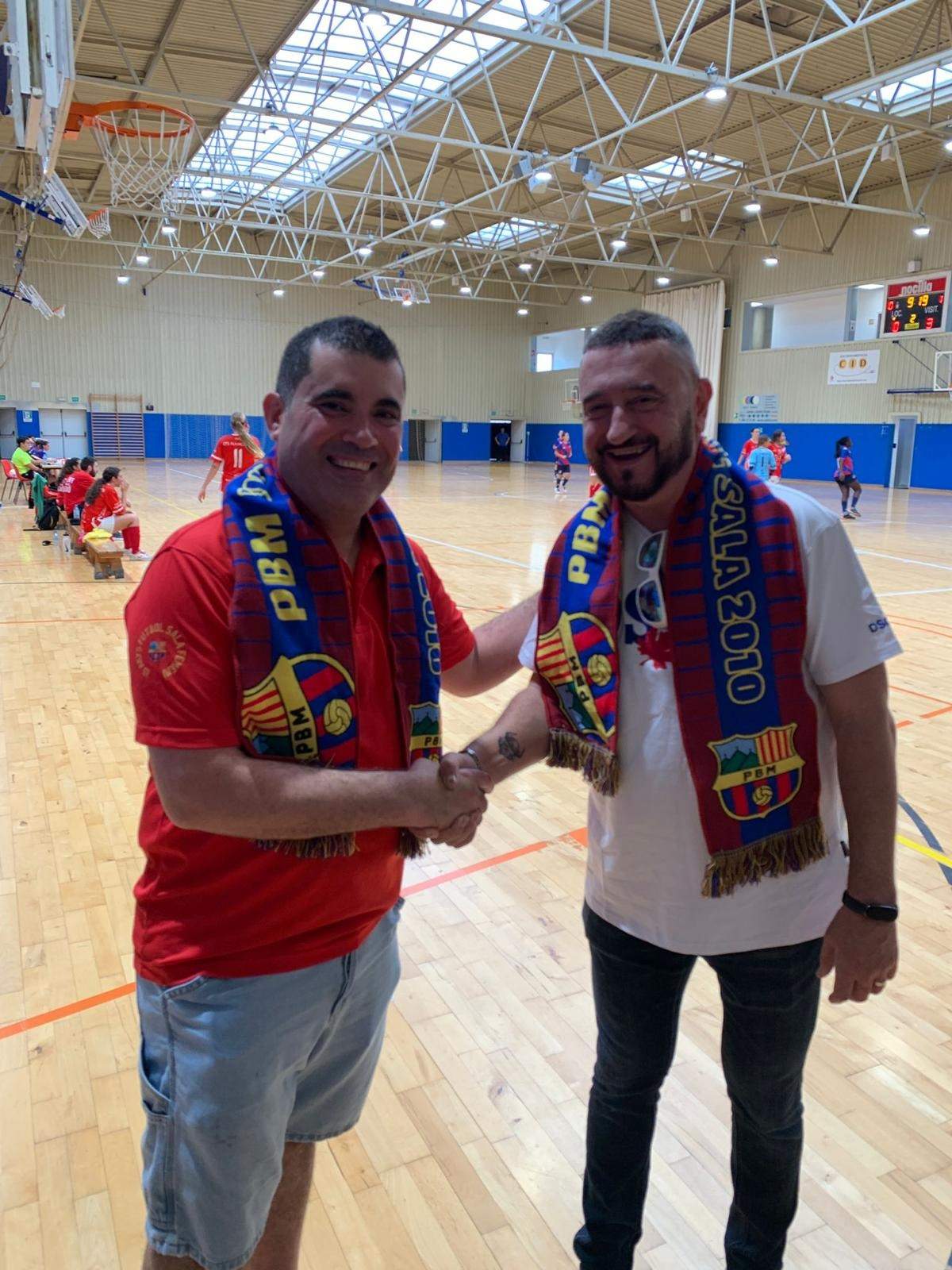 Signen l’acord el Sr. Miquel Tinto, president de la Penya Blaugrana de Montmeló i el Sr. Pere Carrió , president del Coac Sabadell.